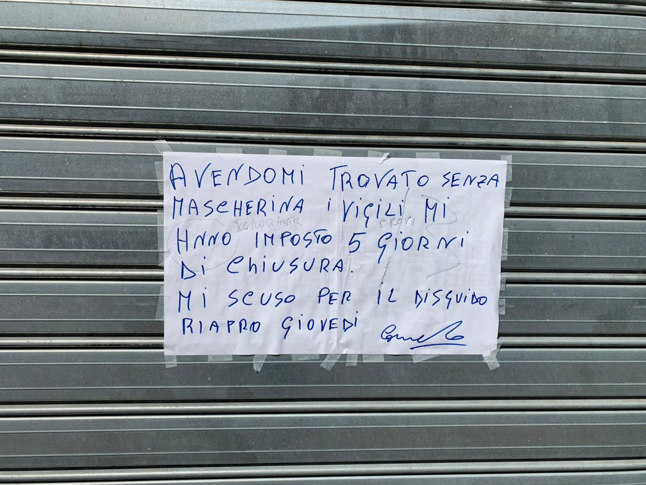 Personale e clienti senza mascherina, locale chiuso cinque giorni