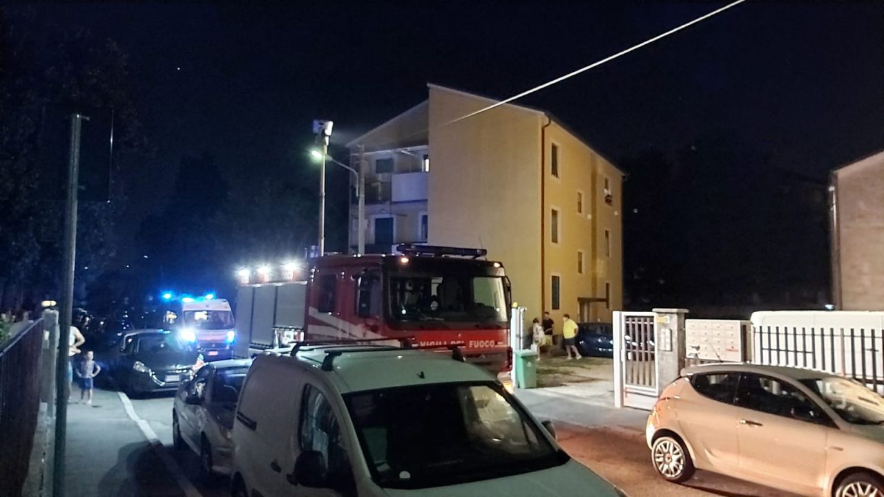 Si spaventa per un principio di incendio e cade in casa: salvata dai pompieri
