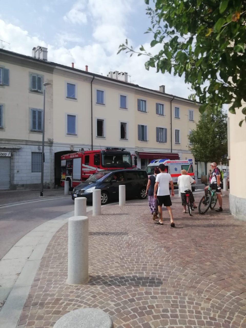 Incendio in piazza a Lainate: arrivano i pompieri