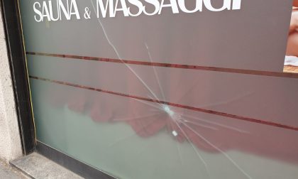 Magenta, sampietrini contro le vetrine