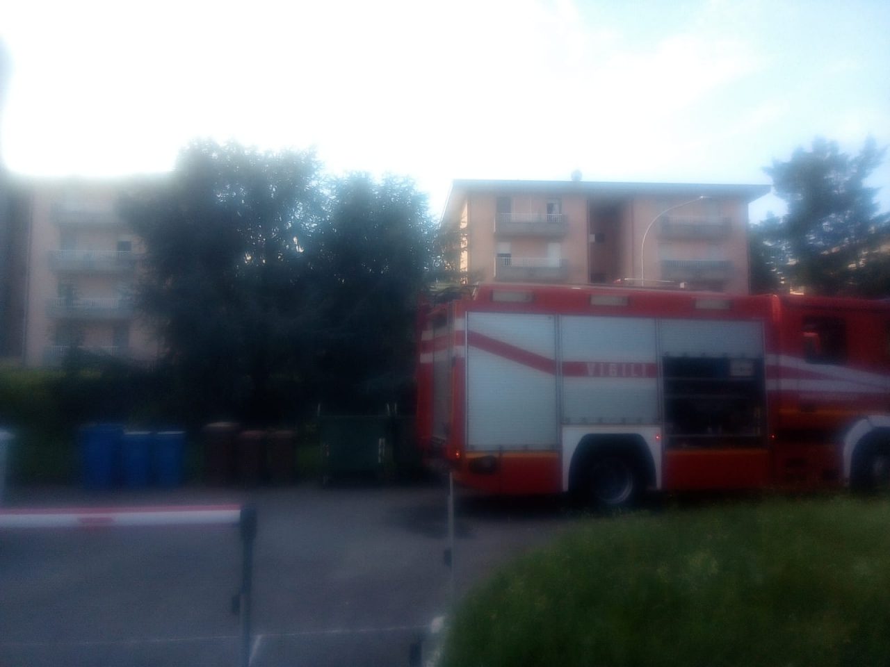 Brucia della stoffa a Garbagnate, fumo nelle case