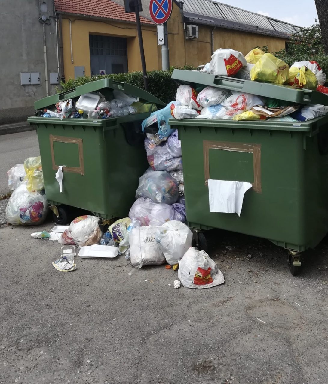Sommersi dall’immondizia, tra puzza e topi