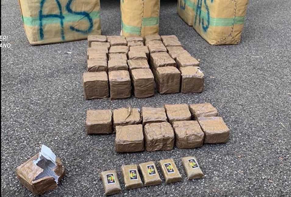 Maxi-sequestro: 210 chili di hashish nascosti in un furgone VIDEO
