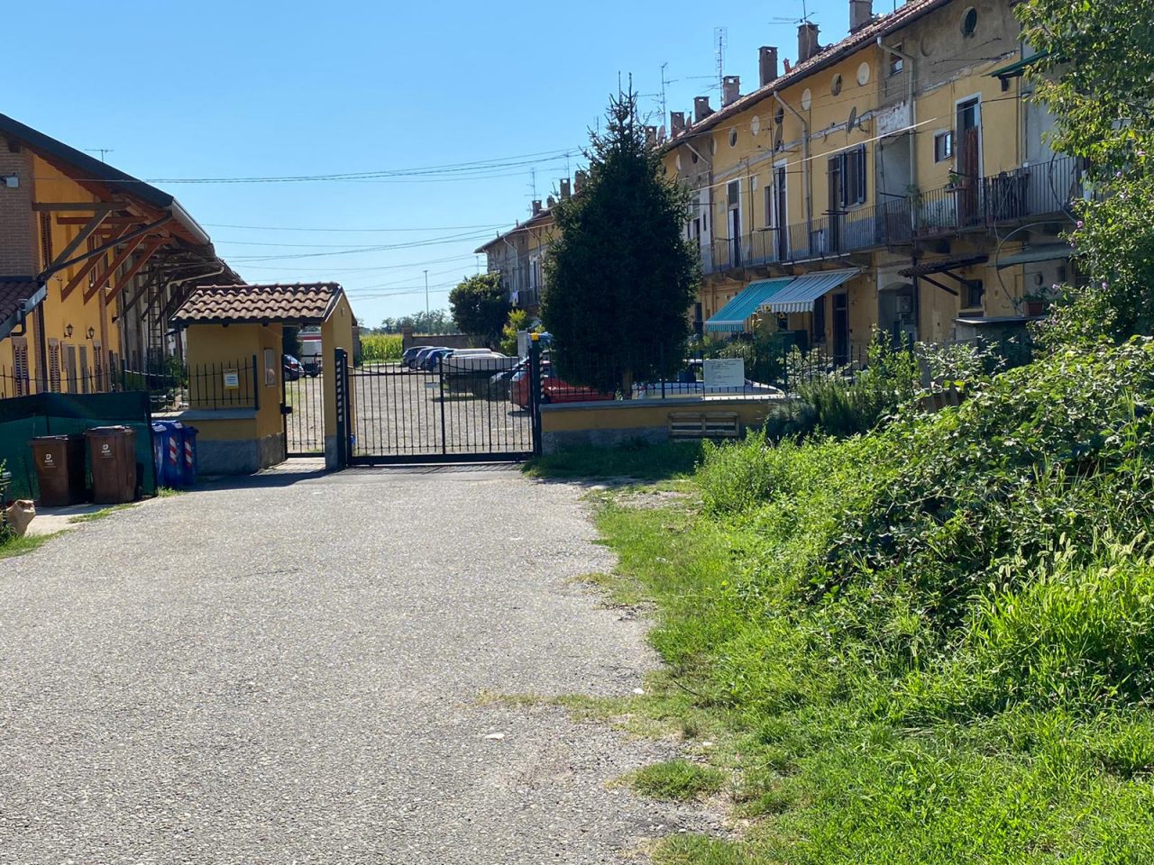 Prende un coltello e colpisce il marito dopo una lite