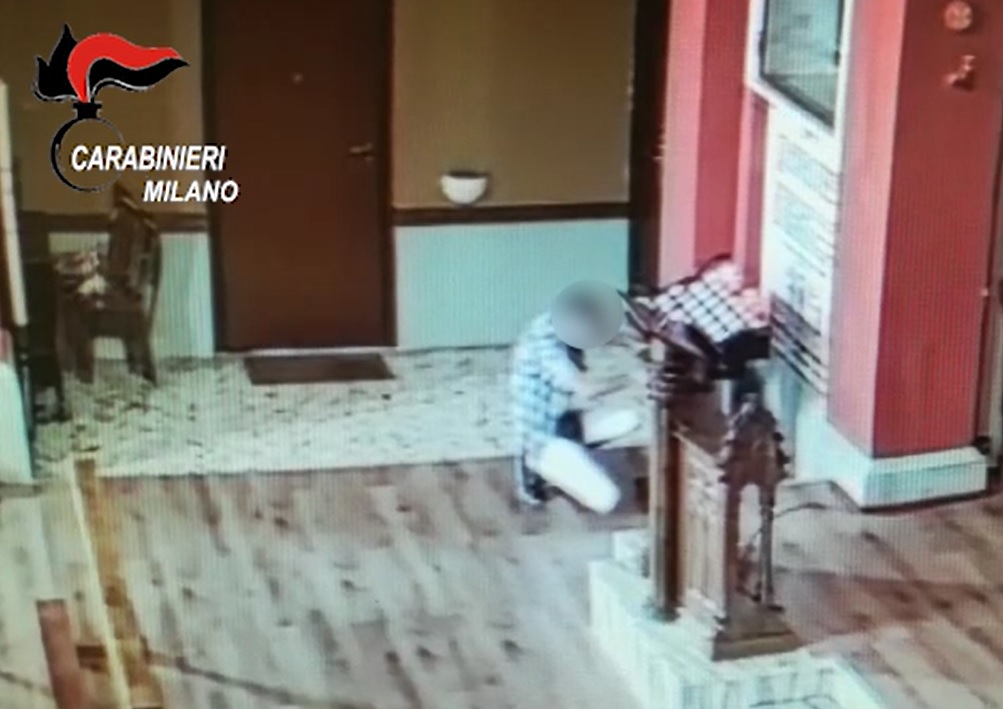 Usa il permesso dai domiciliari per rubare le offerte in chiesa VIDEO