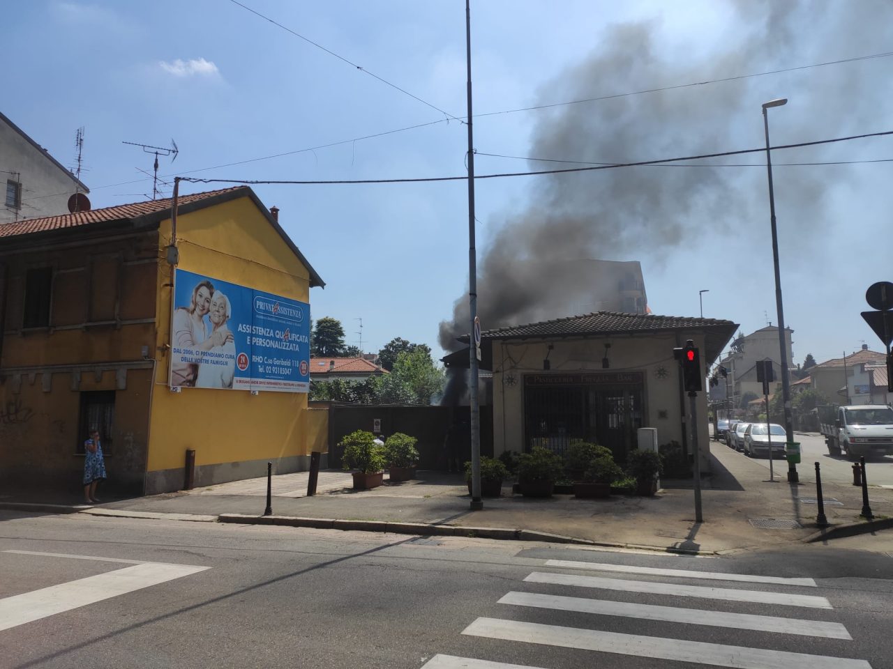 Incendio nel cortile della pasticceria, fumo nel centro città FOTO