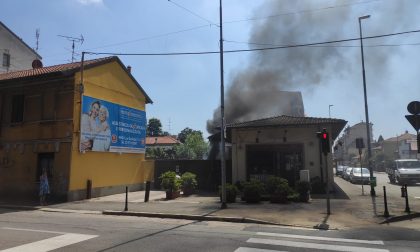 Incendio nel cortile della pasticceria, fumo nel centro città FOTO