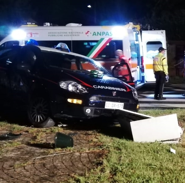 Si schiantano contro i carabinieri e scappano FOTO