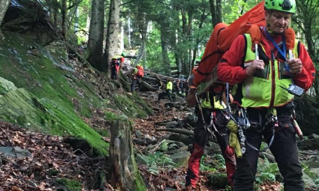 Cade nel bosco, trovata dopo ore di ricerche