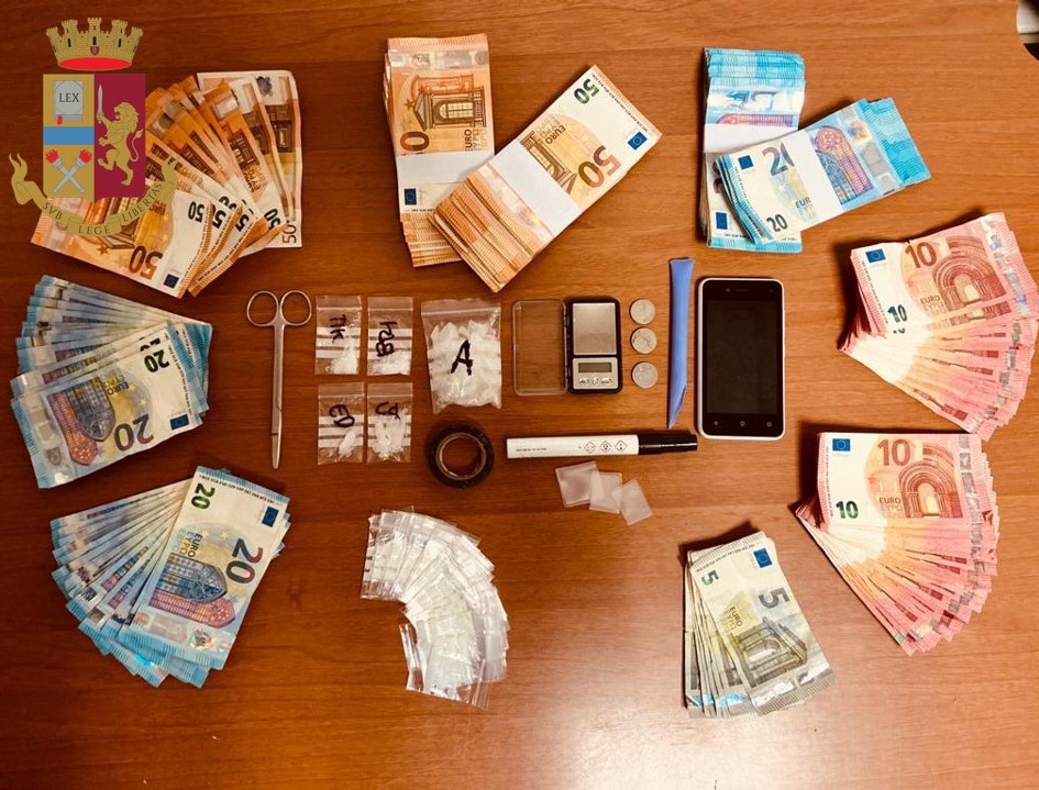 Spaccia shaboo dopo il lavoro ma viene arrestato