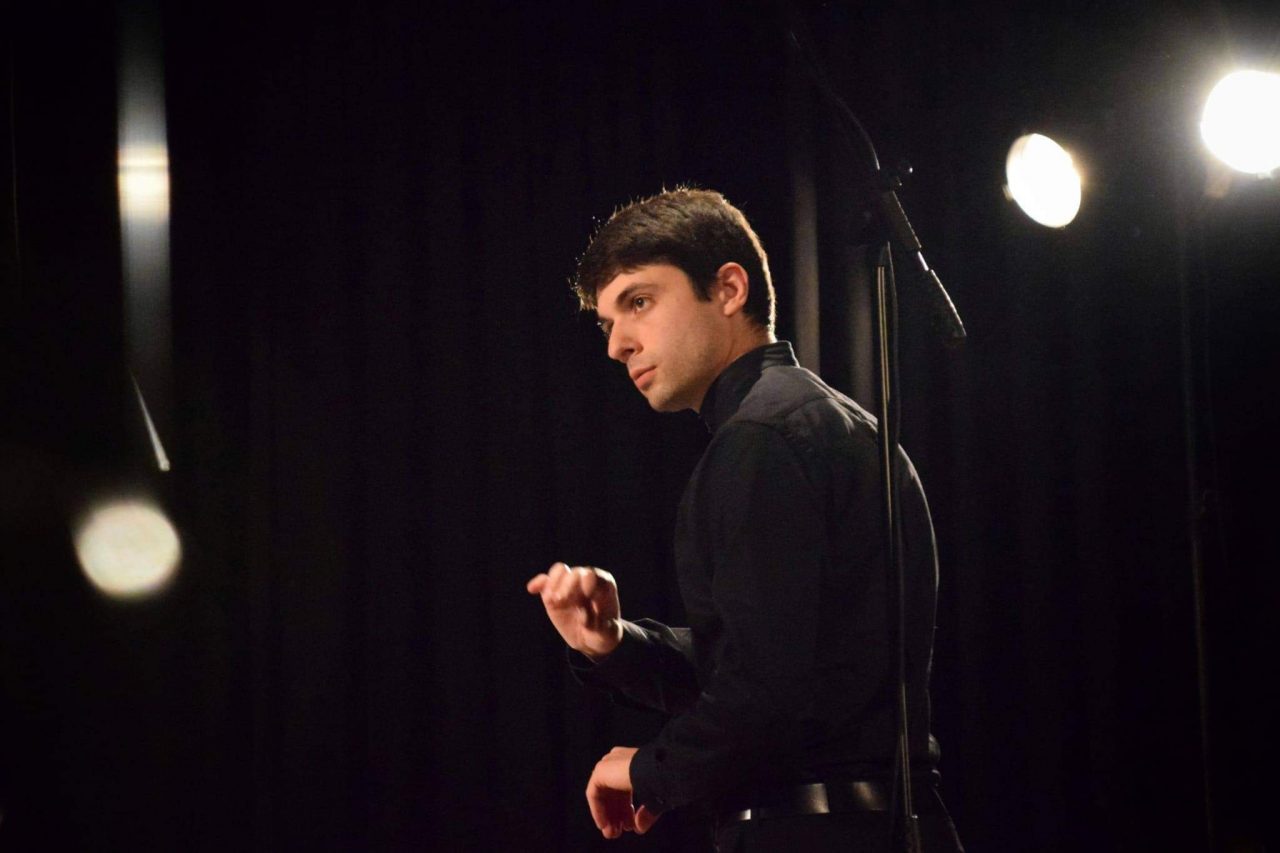 Maestro di musica, in vacanza, salva un uomo