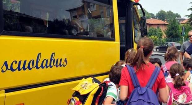 Una raccolta firme e una mozione per ripristinare lo scuolabus