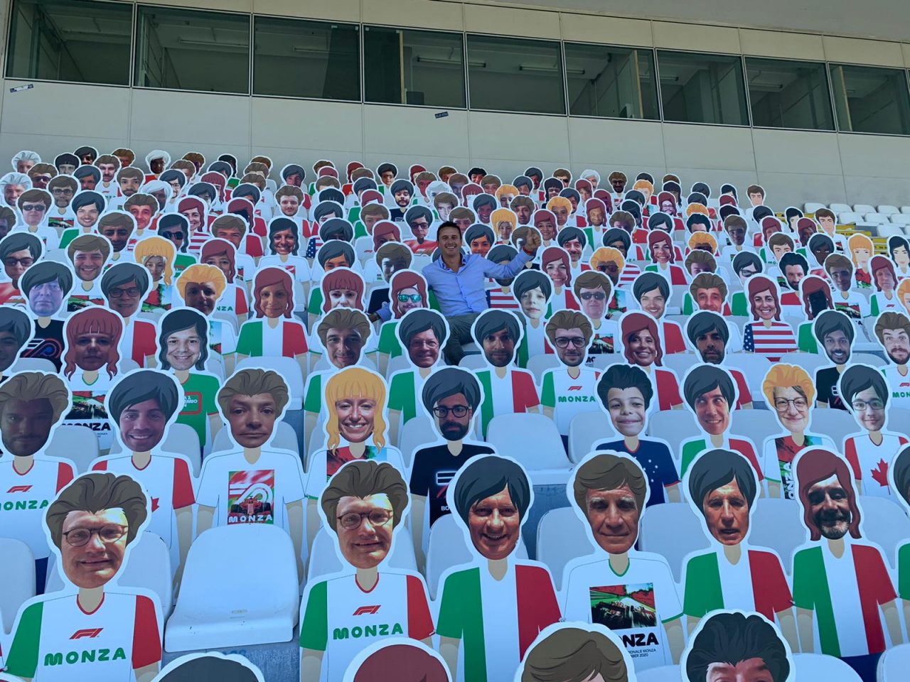 Sagome dei tifosi al Gp di Monza: idea vincente (e solidale) FOTO