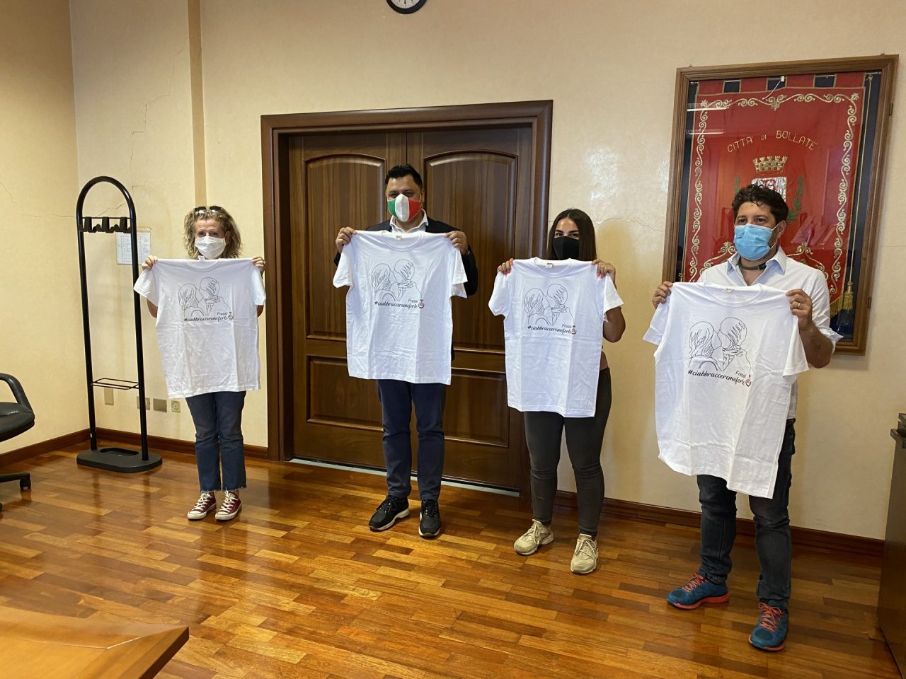 “Ci abbracceremo forte”, dalla canzone alla vendita benefica al festival