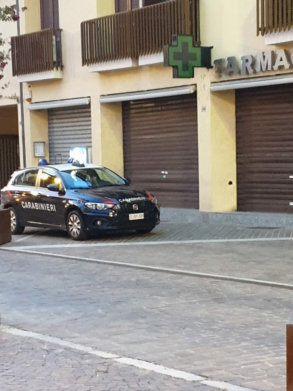 Rapina alla farmacia, caccia ai banditi
