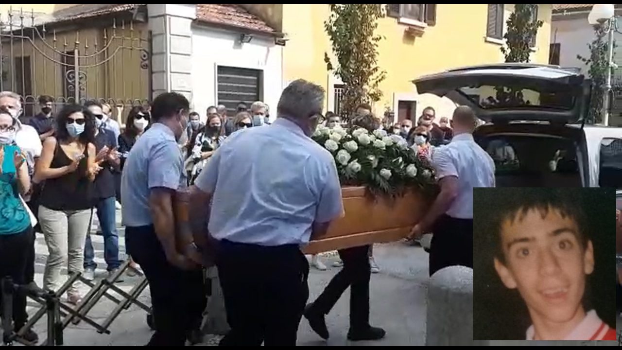 Ultimo abbraccio a Simone, morto dopo 14 anni in stato vegetativo VIDEO