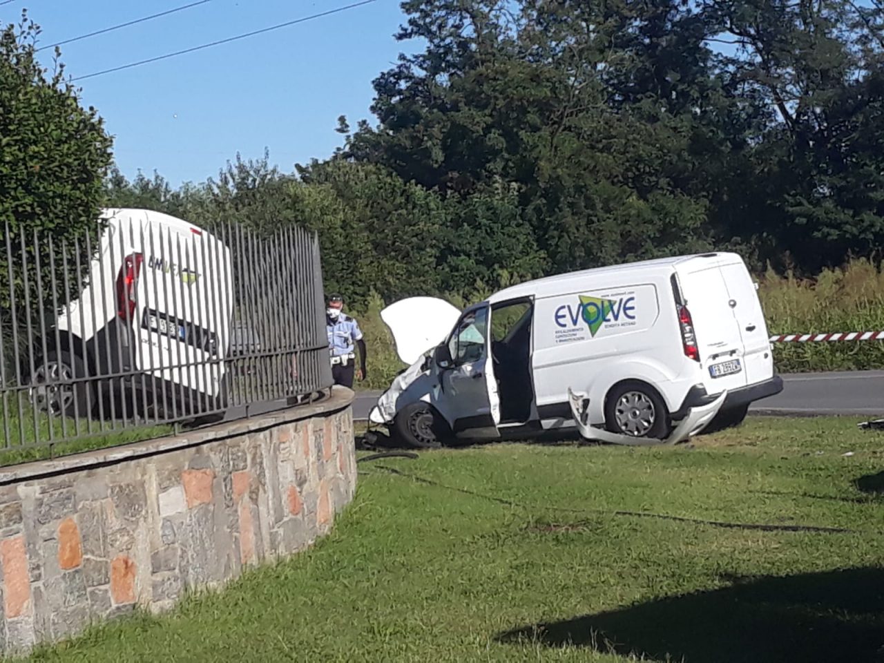 Finiscono con il furgoncino contro il cancello di una casa FOTO