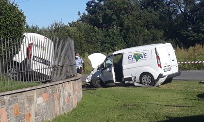 Finiscono con il furgoncino contro il cancello di una casa FOTO