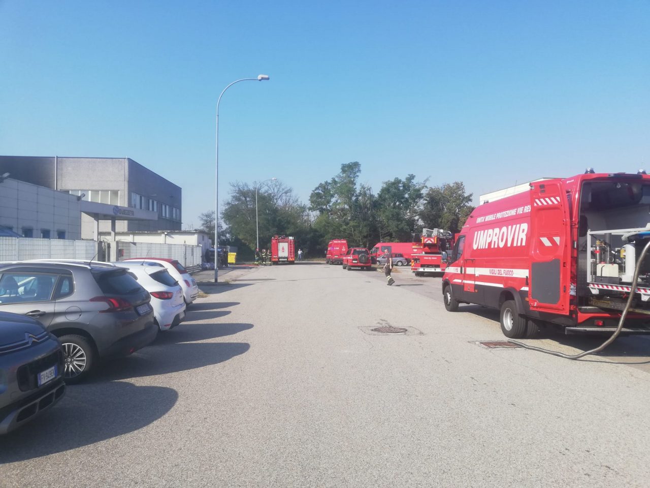 Incendio in un’azienda di Castelletto, sul posto tre ambulanze