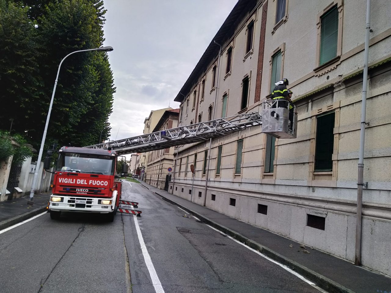 Cadono calcinacci da un cordolo: pompieri sul posto