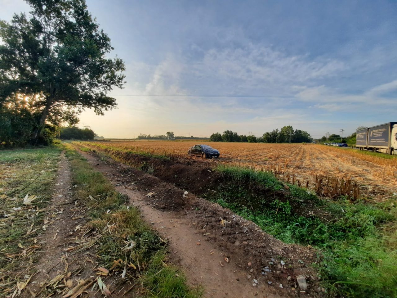 Auto si ribalta e finisce in un campo FOTO