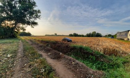 Auto si ribalta e finisce in un campo FOTO