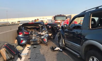 Grave incidente in Autostrada: auto distrutte e due persone incastrate FOTO