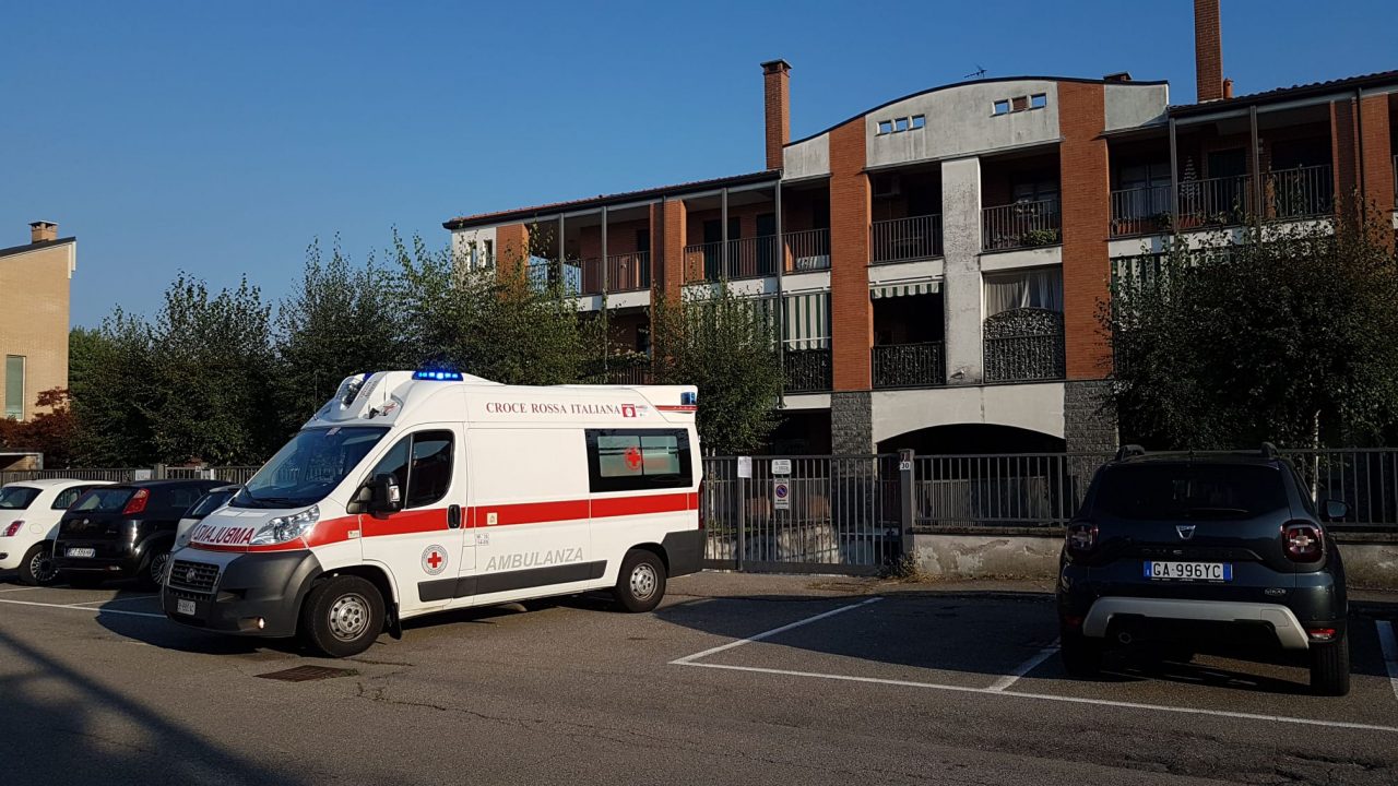 Anziano va dal medico e si sente male: portato via dall’ambulanza