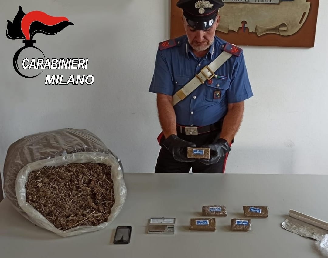 Gli perquisiscono casa e trovano quasi 4 chili di droga nascosta in cucina e in garage