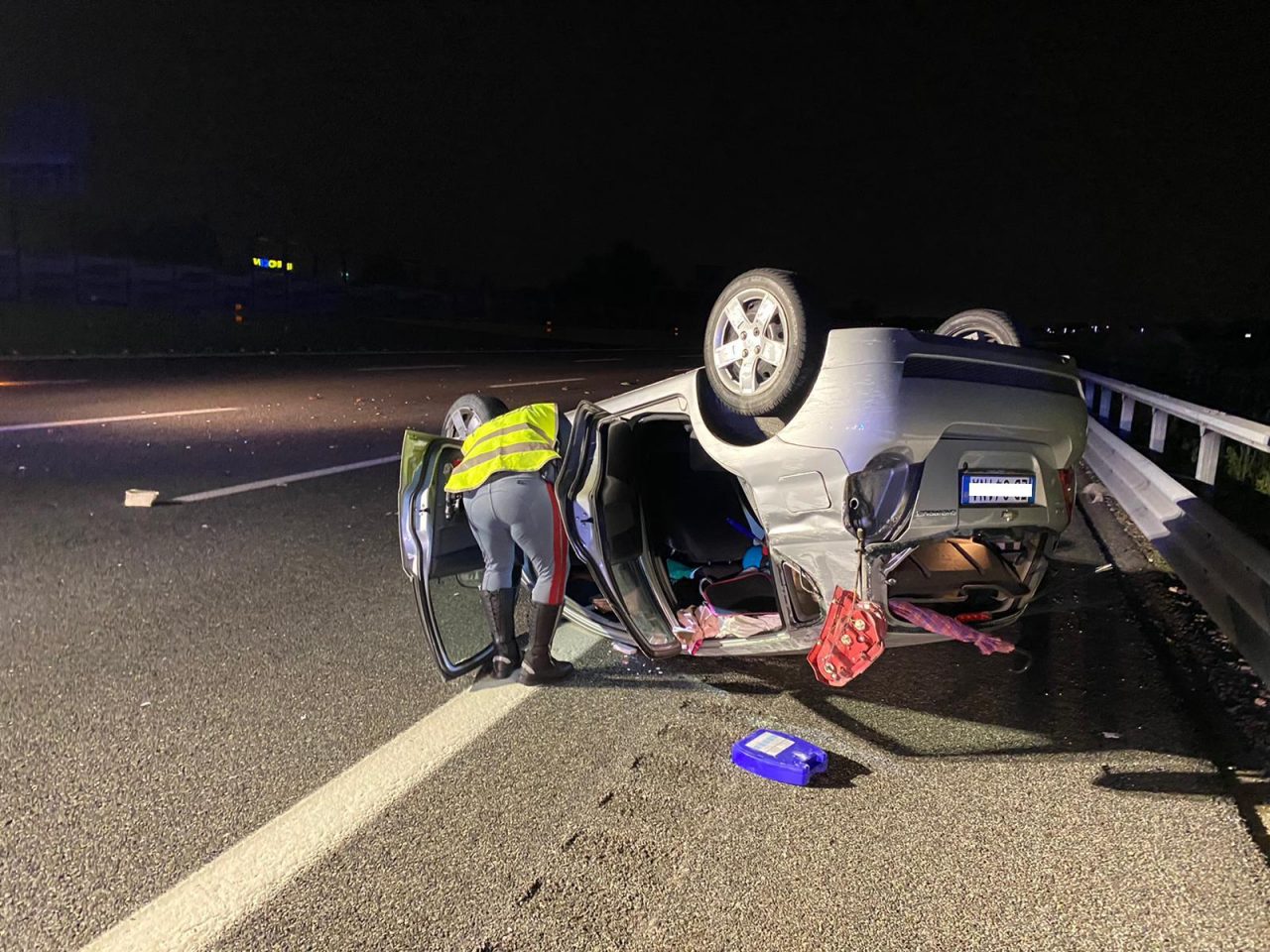 25enne si ribalta in autostrada con la Smart