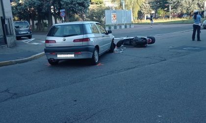 Auto si scontra con uno scooter: traffico bloccato FOTO
