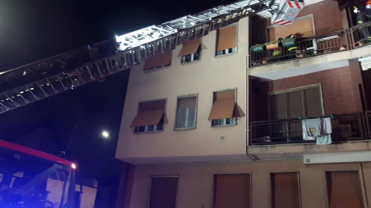 Anziana in casa da sola non risponde, i familiari temono il peggio… ma stava solo dormendo FOTO