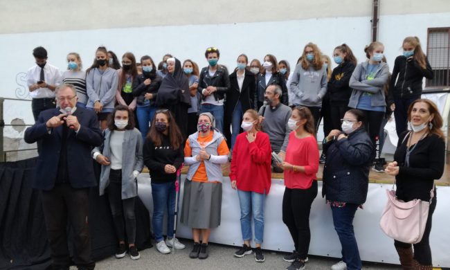 Una festa in stile “Caduta Libera” per don Andrea Rabassini VIDEO