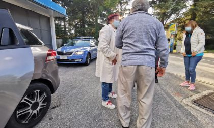 "A spasso" a piedi in autostrada: anziano salvato da un automobilista