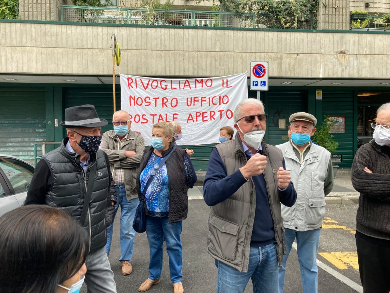 Cittadini in sciopero contro la mancata riapertura delle Poste
