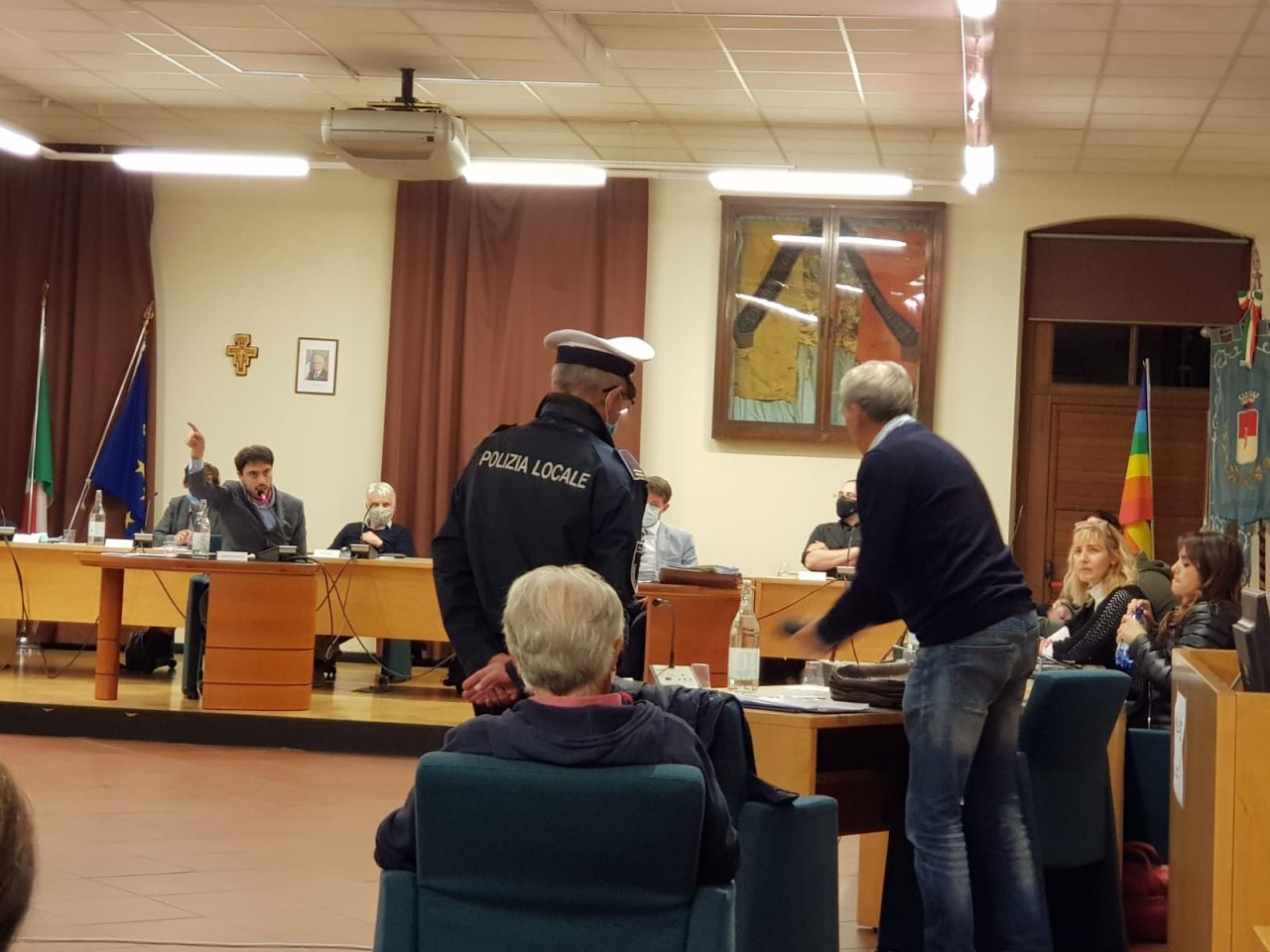 Busto Garolfo, consigliere di minoranza buttato fuori dall’aula
