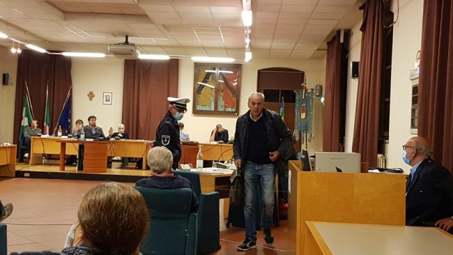Busto Garolfo, Luigi Cardani buttato fuori dall'aula in Consiglio