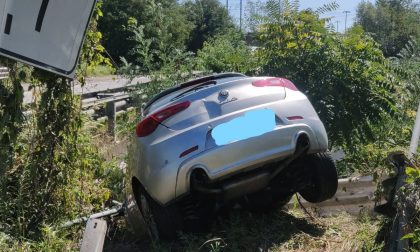 Rho: Finisce con l'auto nel canale e poi denuncia il furto del veicolo