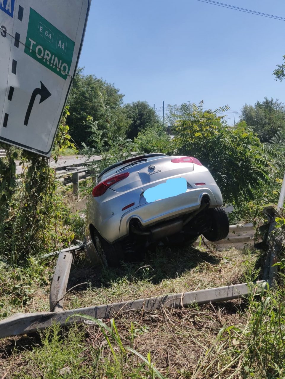 Rho: Finisce con l’auto nel canale e poi denuncia il furto del veicolo