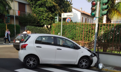 Grave incidente: due auto finiscono sul marciapiede FOTO