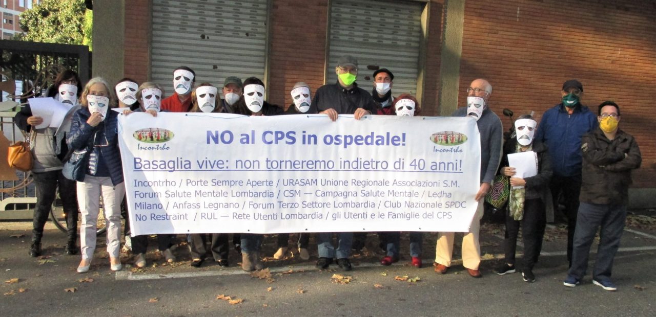 Protesta durante lo spettacolo teatrale: “No allo spostamento del Cps all’ospedale di Passirana”