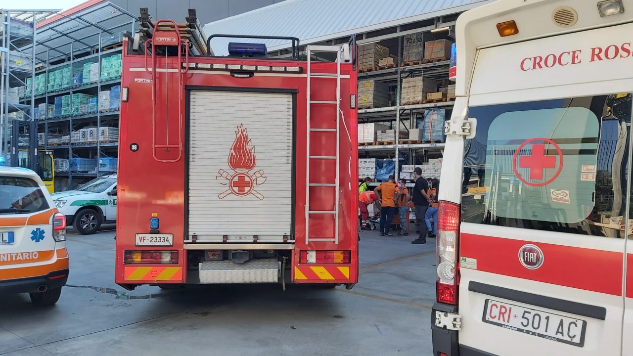 Piede sotto il muletto, diciottenne finisce in ospedale
