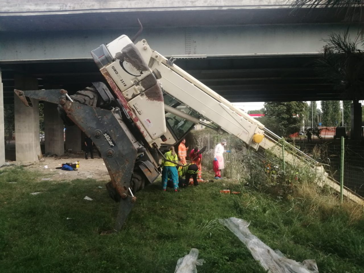Gru si ribalta, feriti due operai FOTO