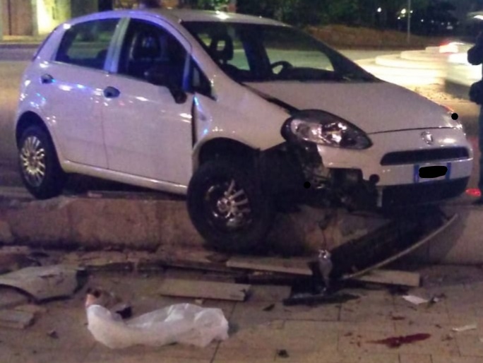 Legnano: sbanda e investe un gruppo di ragazzi in piazza San Magno FOTO