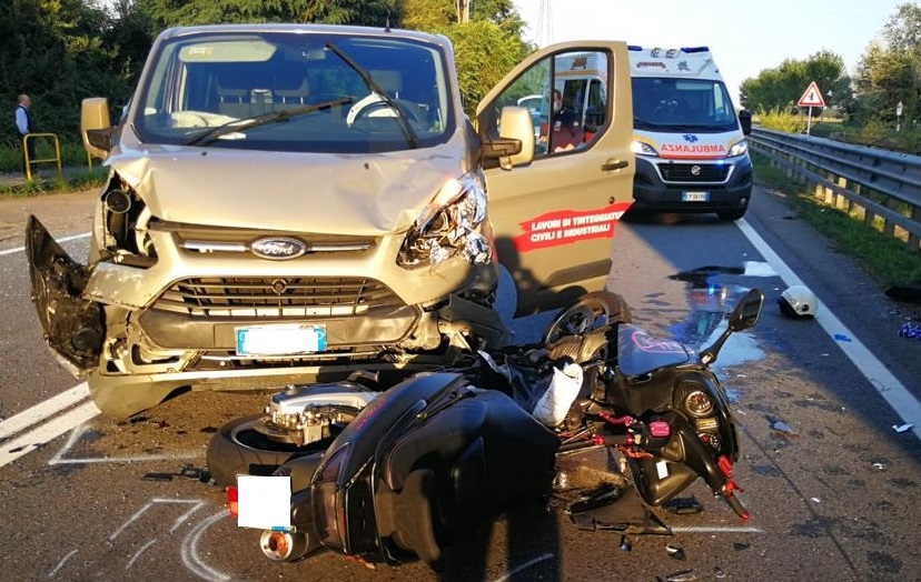Scontro tra van e scooter: lunghe code e traffico paralizzato sulla Vigevanese