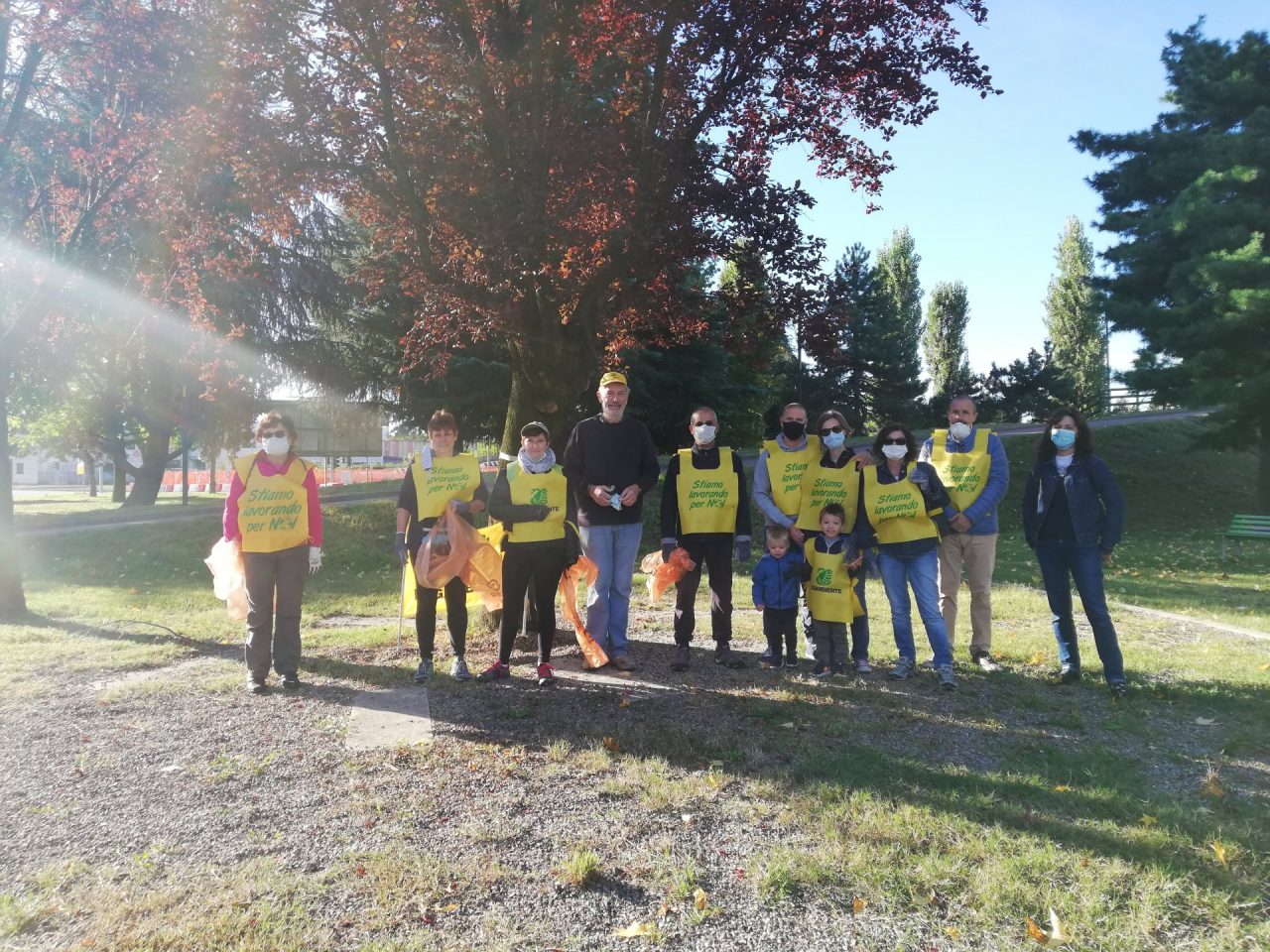 Rho: I volontari di Legambiente puliscono il parco di Mazzo