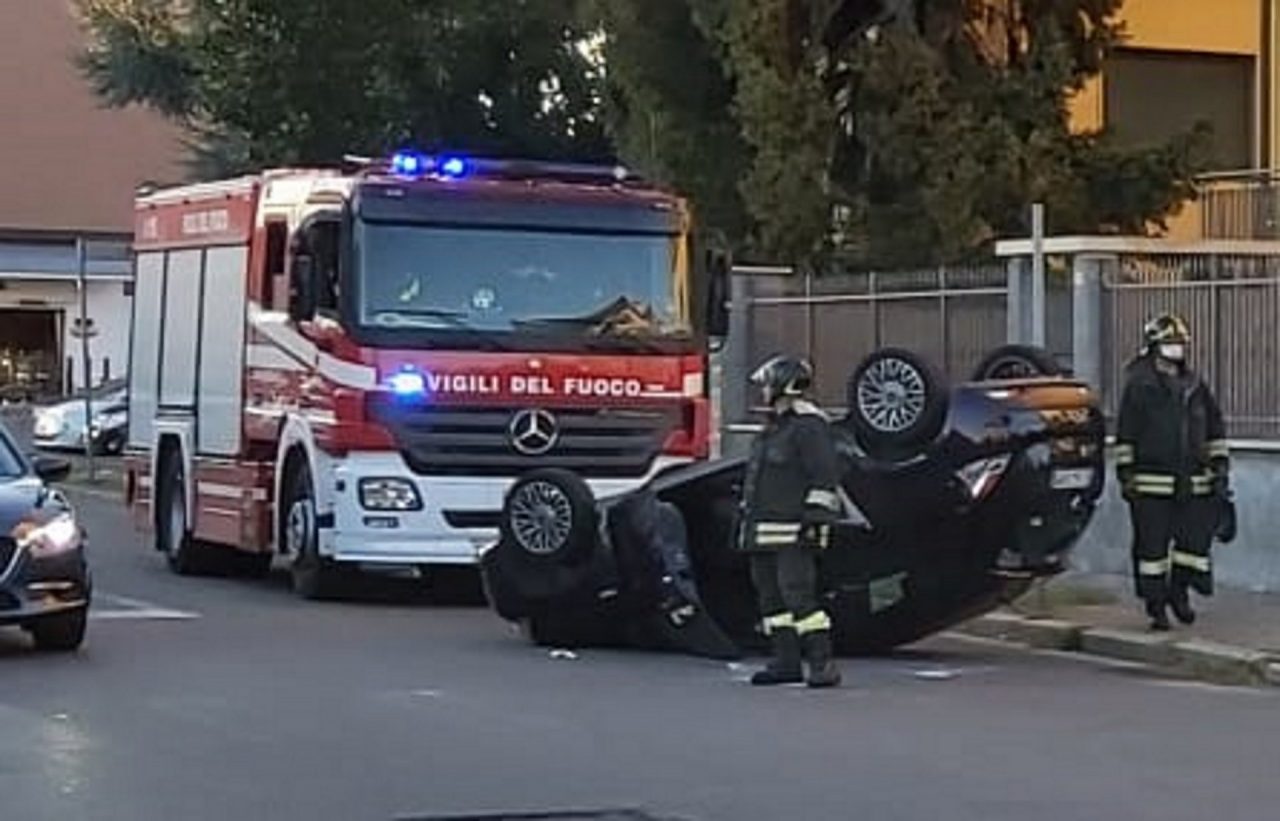 Si ribalta con l’auto dopo l’incidente, paura in via Adige