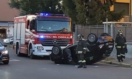 Si ribalta con l'auto dopo l'incidente, paura in via Adige