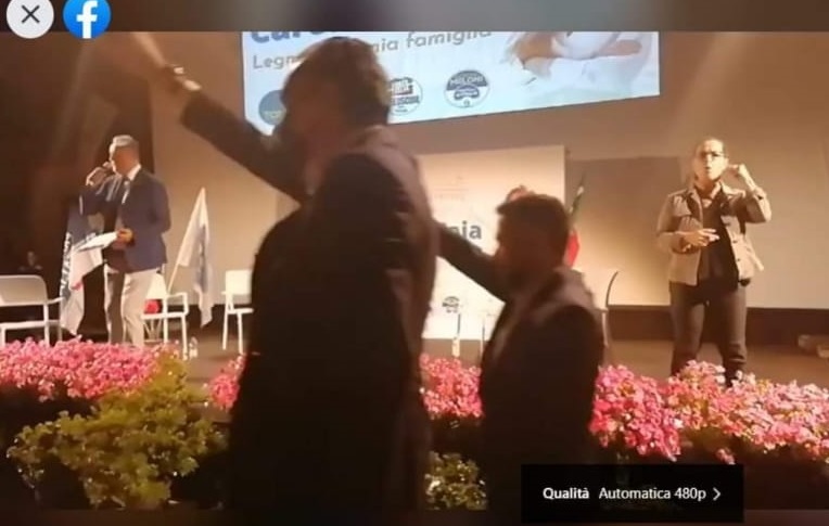 Saluto fascista al comizio del candidato sindaco
