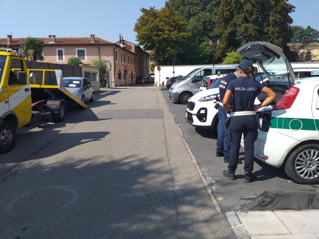 Fugge dalla Polizia Locale, gli agenti riescono a sequestrargli l’auto